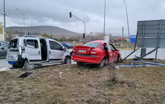 Altıntaş'ta Kaza: 8 Yaralı