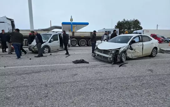 Malatya'da hafif ticari araç ve otomobilin çarpıştığı kazada 2 kişi yaralandı