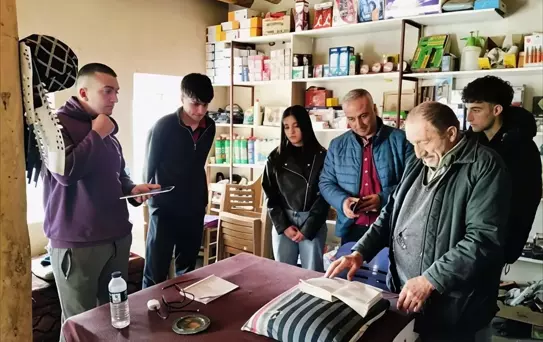 Malatya'da lise öğrencileri bakkal veresiye defterindeki borçları ödedi