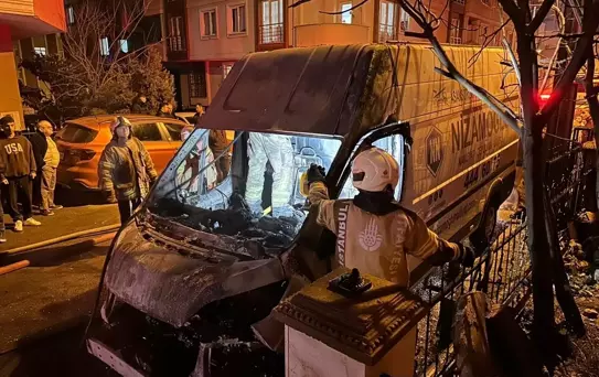 Maltepe'de Park Halindeki Araçlar Yandı