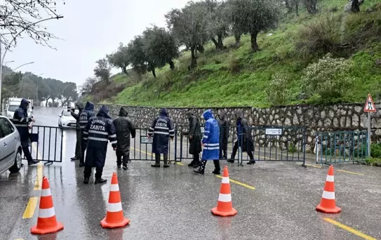 Manisa'da Yol Çöktü, Trafiğe Kapandı