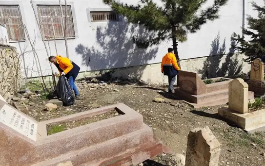 Mardin'de Mezarlık Temizliği
