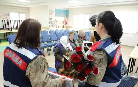 Jandarma, Yaşlılar Haftası'nda Bakım Merkezini Ziyaret Etti