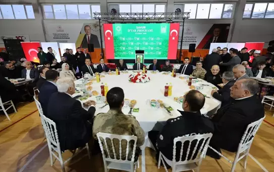 Mardin Valisi Akkoyun Savur'da iftar programına katıldı