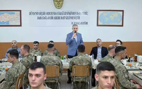 Mardin Valisi ve Büyükşehir Belediye Başkan Vekili Akkoyun askerlerle iftar yaptı