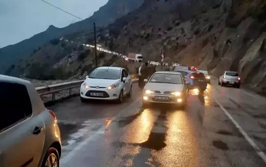 Mersin'de Heyelan Kara Yolunu Kapadı