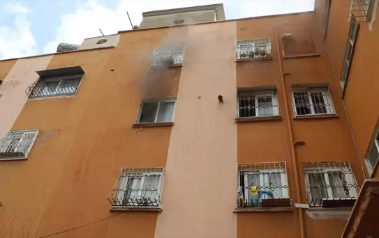 Mersin'de Ev Yangını: Hamile Kedi Kurtarıldı