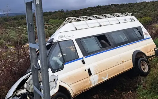 Silifke'de Minibüs Elektrik Direğine Çarptı: 4 Yaralı