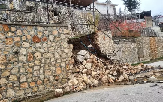 Mezitli'de Heyelan: Evler Zarar Gördü