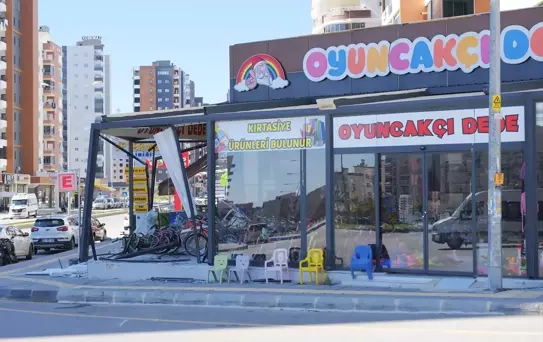 Mersin'de Minibüs Oyuncak Dükkanına Girdi