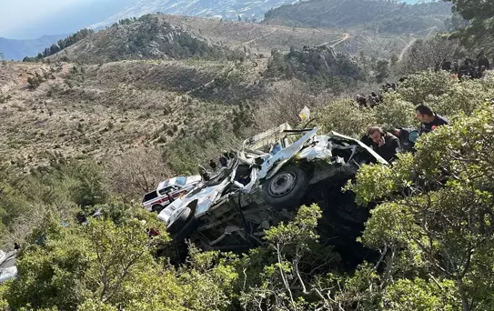 Minibüs Şarampole Yuvarlandı, 2 Ölü 12 Yaralı