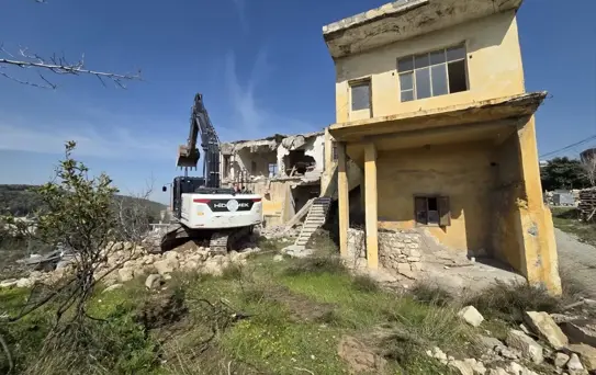 Mersin'de Metruk Bina Yıkıldı