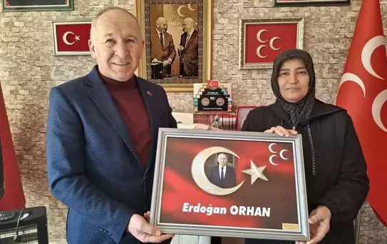 Şehit Anneden MHP İlçe Başkanına Türk Bayrağı Hediyesi