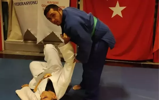 Down Sendromlu Sporcu Samet Balcı, Türkiye Şampiyonası'na Hazırlanıyor