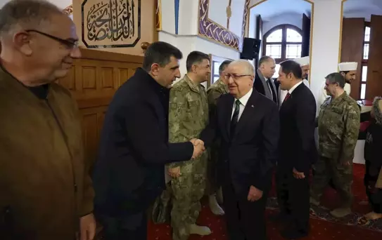 Bakan Güler, Ramazan Bayramı Namazını Hatay'da Kıldı