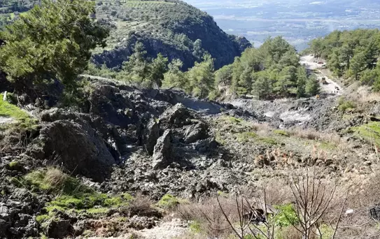 Seydikemer'de Toprak Kayması Yol Kapatladı