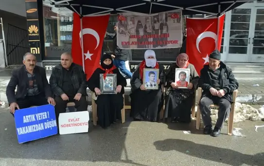 Muş'ta Evlat Nöbeti Devam Ediyor