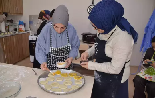 Muş'ta kadınlar yaptıkları yöresel tatlılarla ağızları tatlandırıyor
