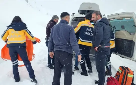 Karla Kaplı Yolda Hasta Kurtarıldı