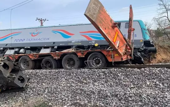 Kozaklı'da Tren-Tır Çarpıştı: İki Makinist Yaralandı