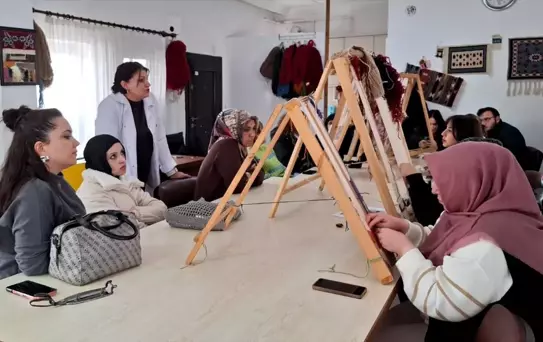Nevşehir'de üniversite öğrencilerine dokuma atölyesinde halı kültürü tanıtıldı