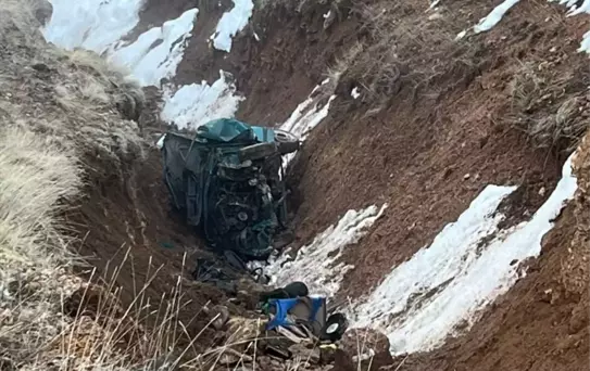 Gençlerin bulunduğu otomobil şarampole uçtu: Ölü ve yaralılar var