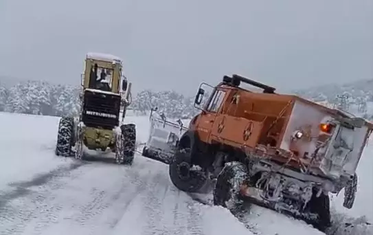 Niksar'da Mahsur Kalan Araç Kurtarıldı