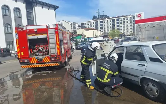 Niksar'da Park Halindeki Araçta Yangın