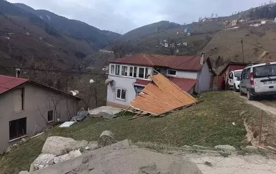 Ordu'da Fırtına Evlere Zarar Verdi