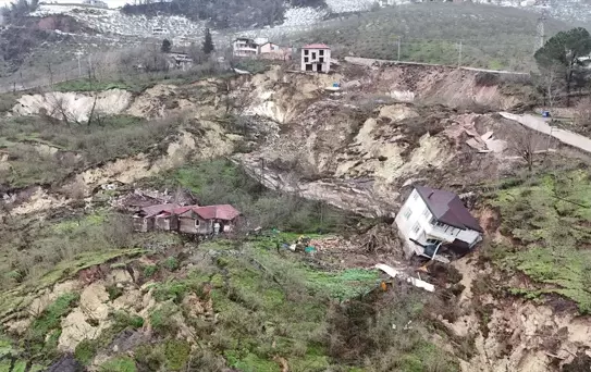 Fatsa'da Heyelan: Evler Yıkıldı, Yol Kapandı
