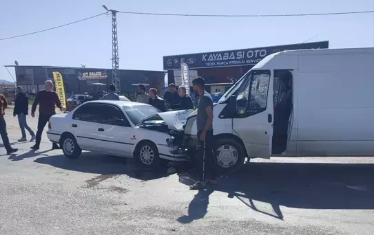 Kadirli'de Minibüsle Çarpışma: Bir Yaralı