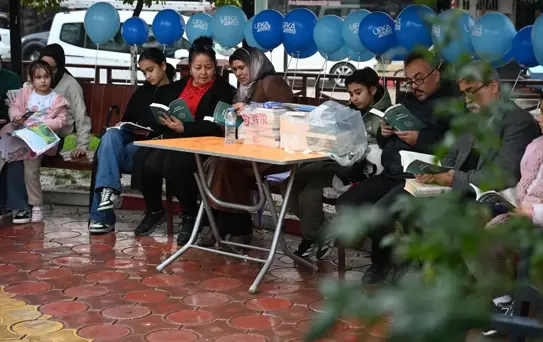 Kadirli'de Yağmurda Kitap Okuma Etkinliği