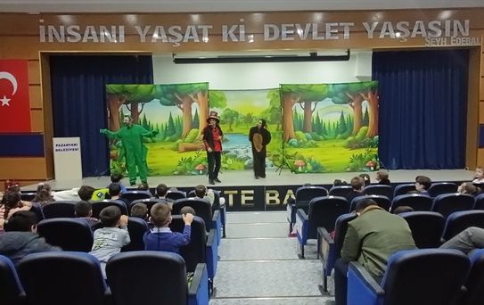 Pazaryeri'nde Tiyatro Gösterimi