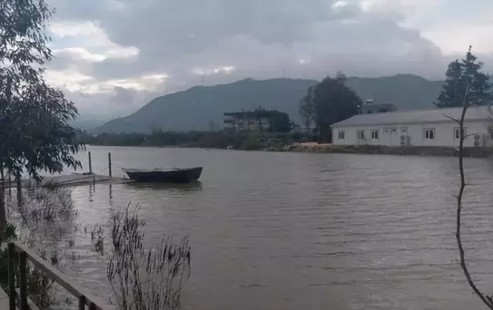 Hatay'da Sağanak, Yollarda Su Birikintileri Oluşturdu