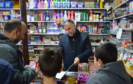 Öğrencilerden Bakkala Yardım