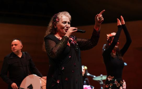 Suzan Kardeş Bahara Davet Konserinde Çaldı
