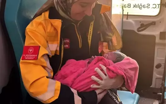 Ambulans Doğum: Hamile Kadın Sağlık Ekipleri ile Bebeğini Kucağına Aldı