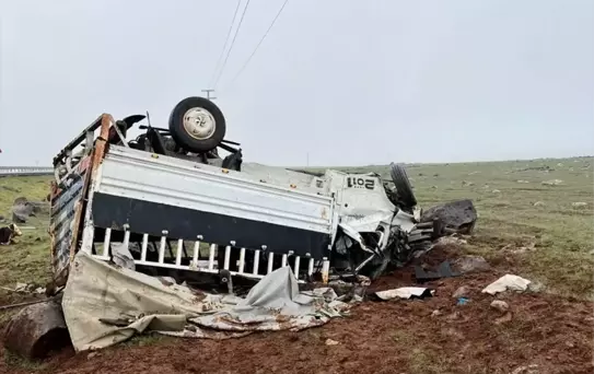 Siverek'te Kamyonet Devrildi: 2 Yaralı