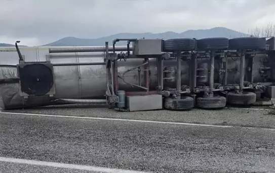 Sarıgöl'de Tır Devrildi: 1 Yaralı