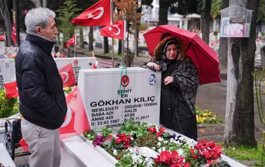 Şehit aileleri, bayramın ilk gününde İstanbul'da kabirleri ziyaret etti