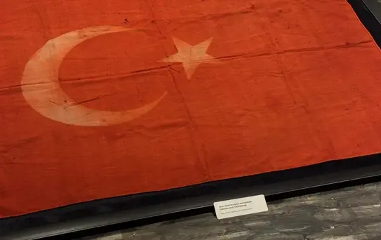 Şehit Kamil'in tabutuna örtülen Türk bayrağı müzede sergileniyor