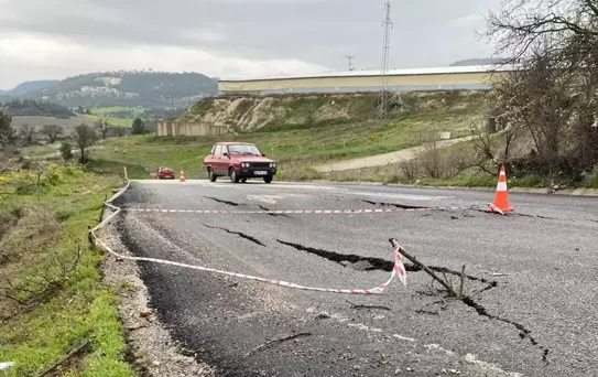 Selendi'de Yağışlar Yol Çökmesine Neden Oldu