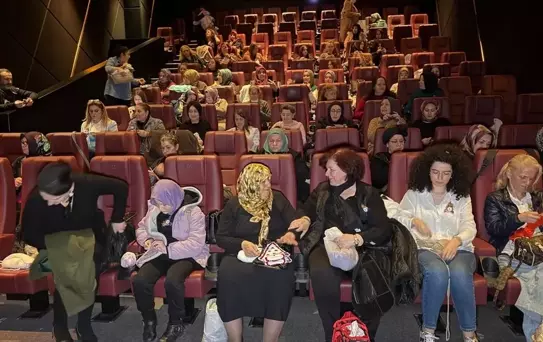 Kadınlar Sinemada Örgü Örüyor