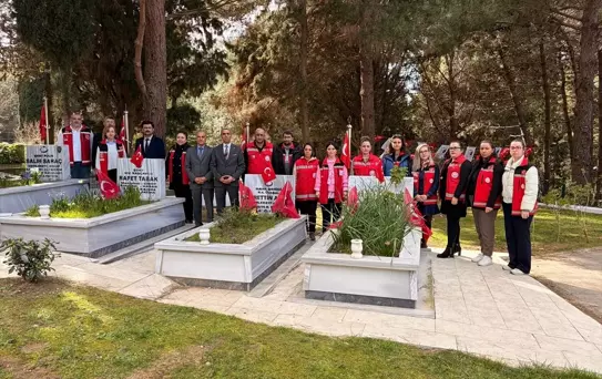 Sinop'ta Aile ve Sosyal Hizmetler İl Müdürlüğü personelinden şehitlik ziyareti