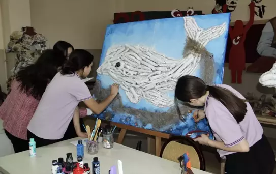 Sinop'ta öğrenciler atık malzemelerden 'Balina Aydın' rölyefi yaptı