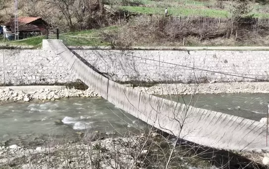 Rüzgarın Kurbanı: Ahşap Köprüden Düşen İki Yaralı