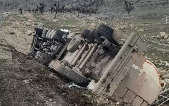 Şırnak'ta Tanker Devrildi, Sürücü Yaralandı