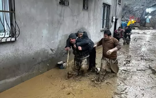 Şırnak'ta Sağanak Yağış Hayatı Olumsuz Etkiledi