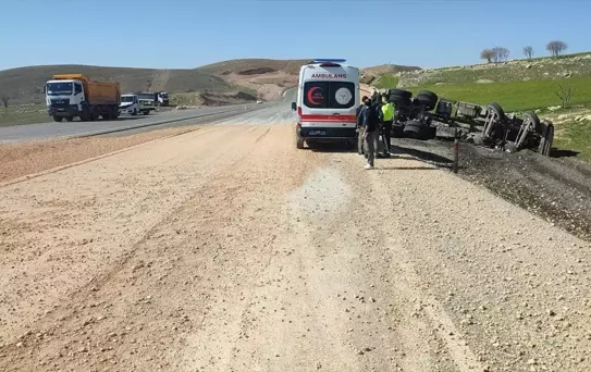 Şırnak'ta Kamyon Devrildi, Sürücü Yaralandı