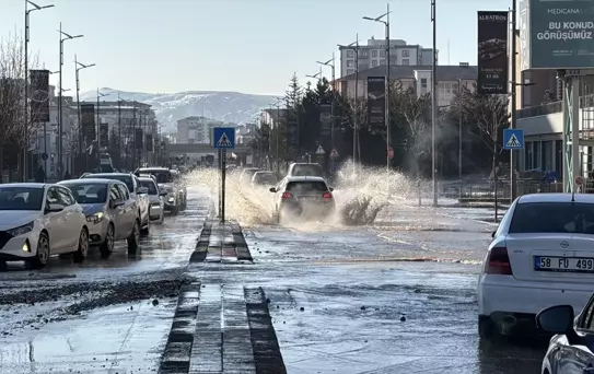 Sivas'ta patlayan ana su borusu trafiği aksattı